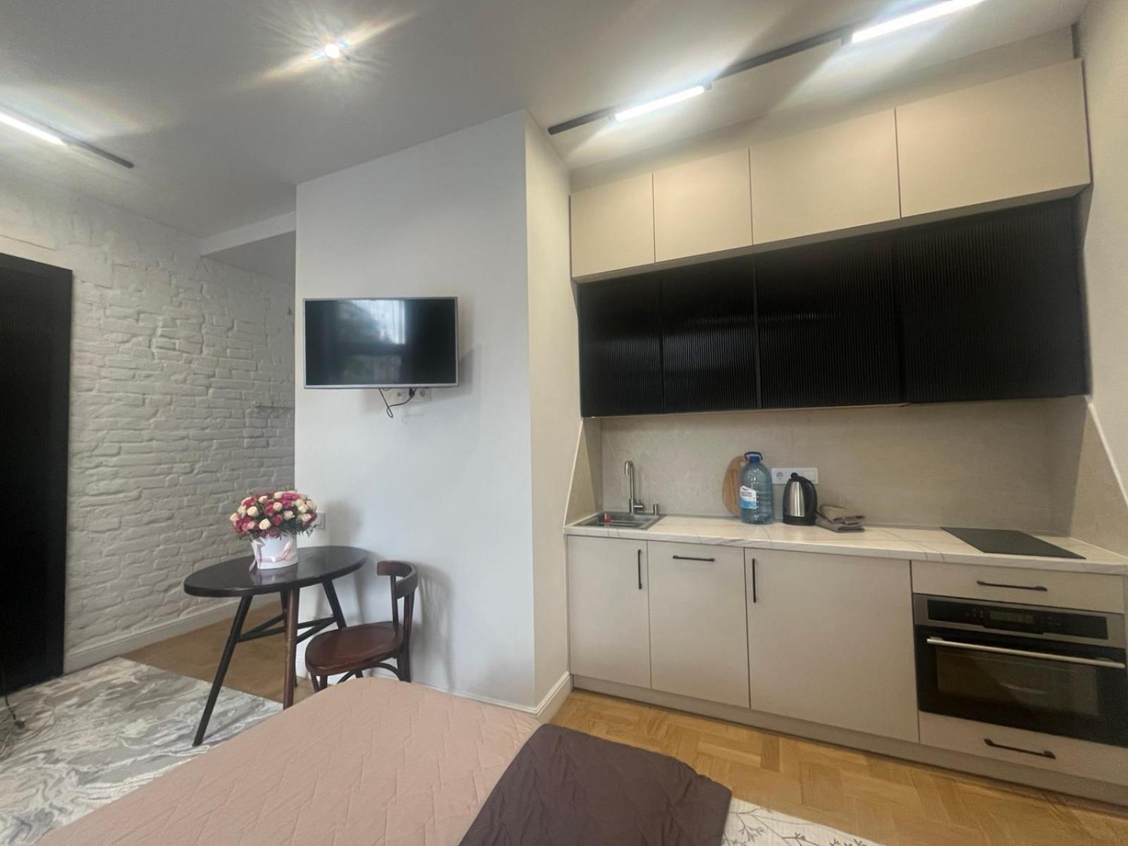 Favorit Apartments 1 Кім Безкоштовна Парковка Центр З Балконом Не Далеко Від Ж Д Вокзалу Звітні Документи Leopoli Esterno foto